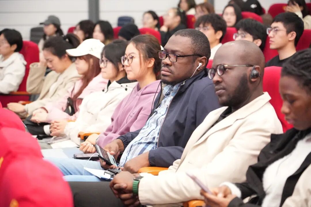 20251106 沙特审计院院长胡萨姆·阿兰卡里先另行通知生受聘beat365官方网站荣誉教授仪式 (12).JPG