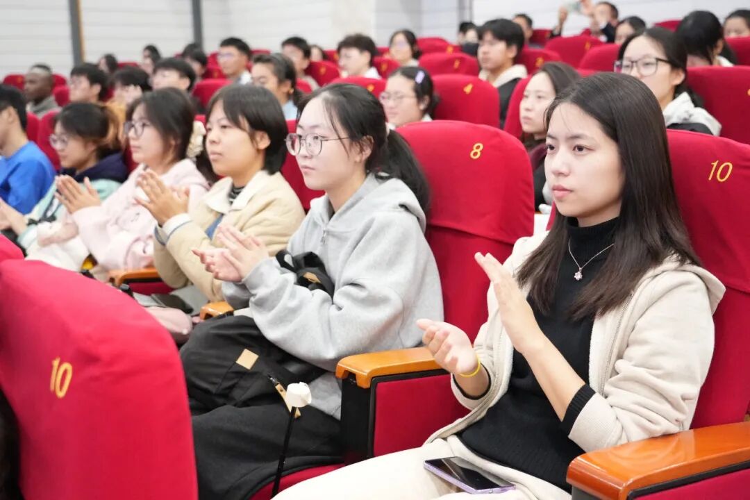 20251106 沙特审计院院长胡萨姆·阿兰卡里先另行通知生受聘beat365官方网站荣誉教授仪式 (14).JPG