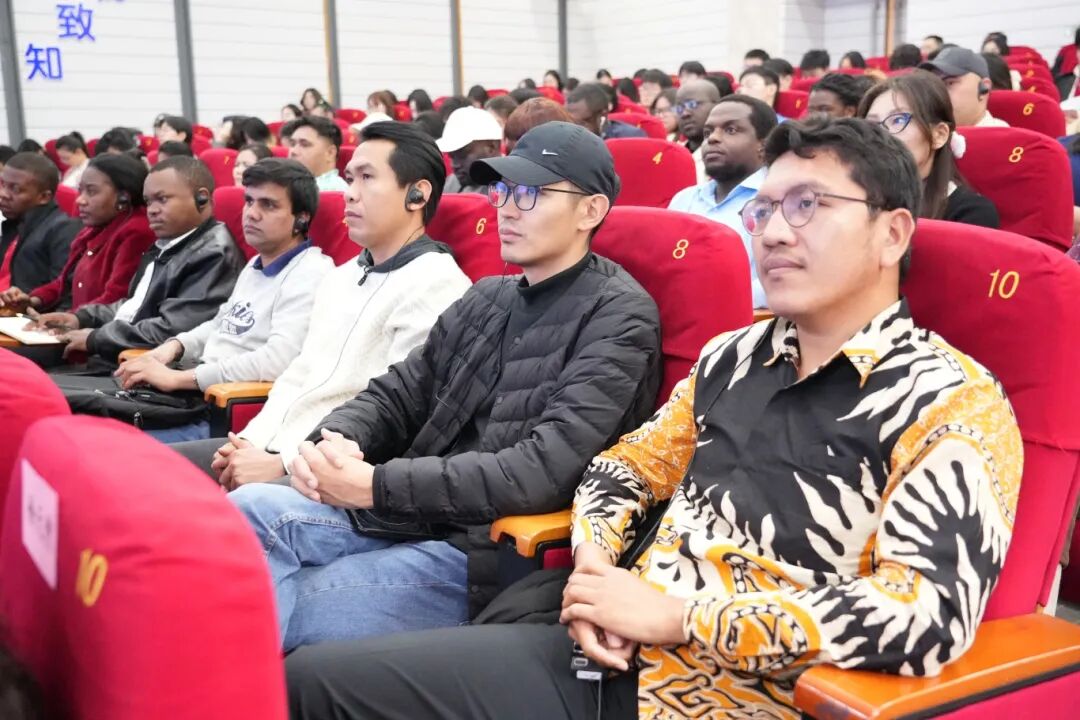 20251106 沙特审计院院长胡萨姆·阿兰卡里先另行通知生受聘beat365官方网站荣誉教授仪式 (19).JPG